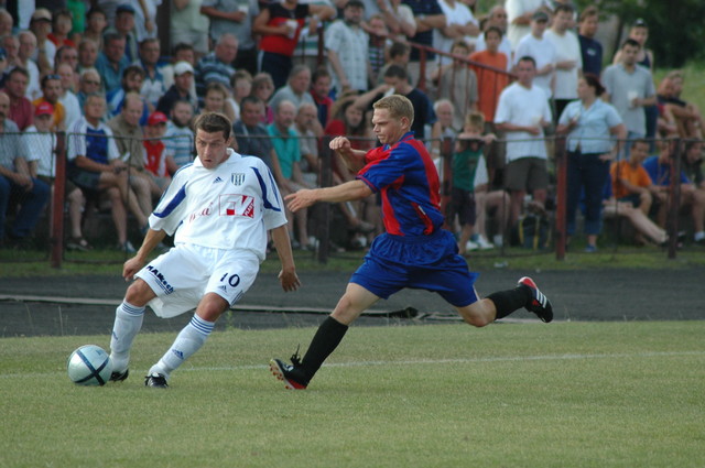 První divizní gól vstřelil za Dvůr Králové nad Labem v létě roku 2004 Karel Višňovský (v bílém).